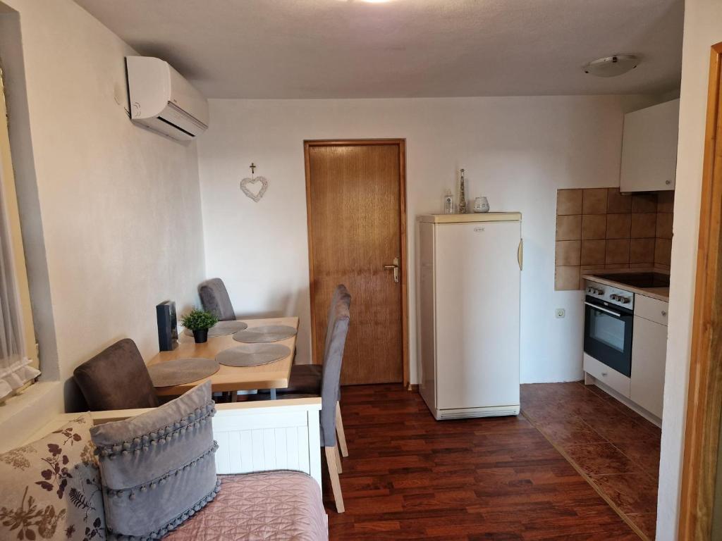 Kuchyň nebo kuchyňský kout v ubytování Apartment Misic