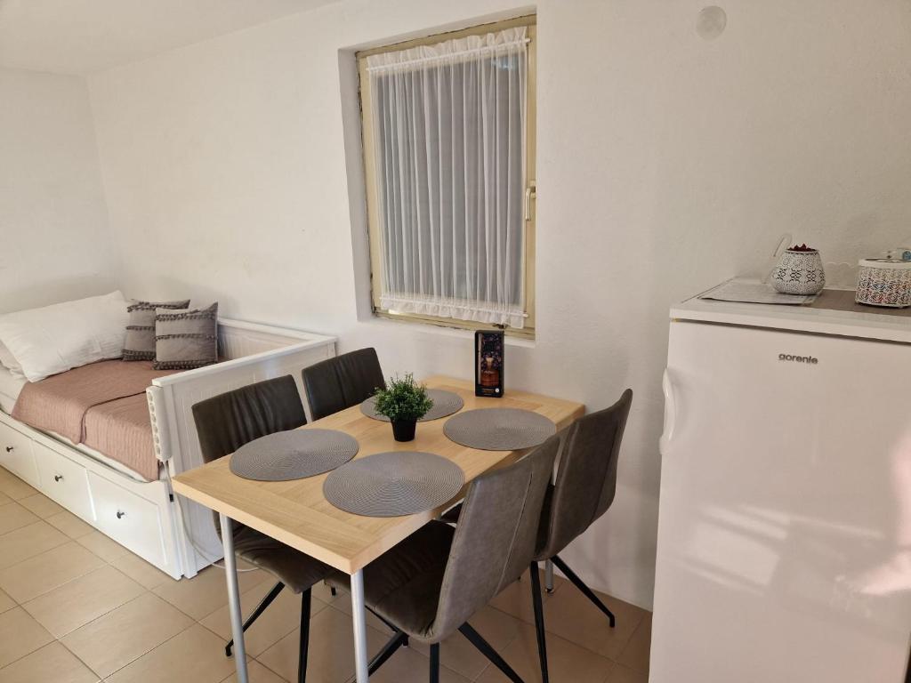 Kuchyň nebo kuchyňský kout v ubytování Apartment Misic