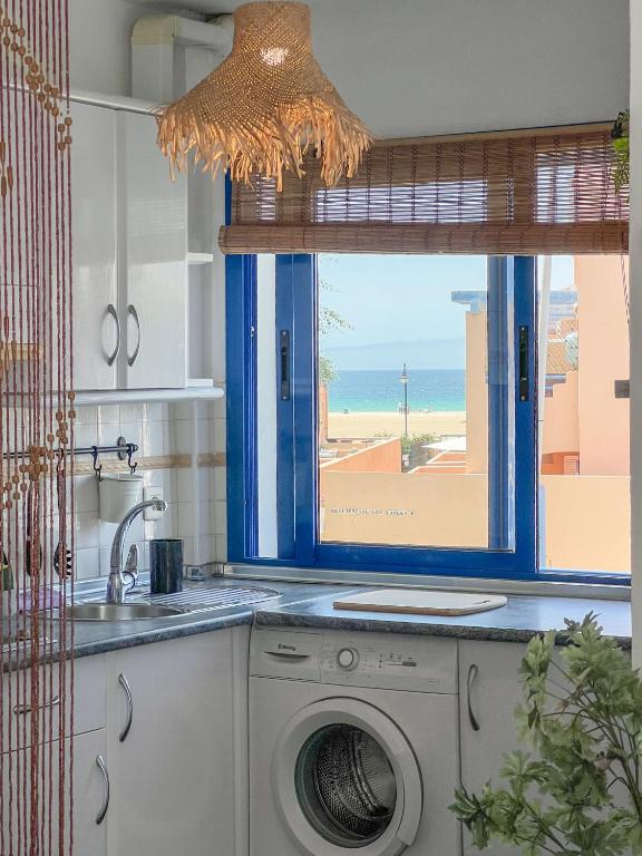 Kuchyň nebo kuchyňský kout v ubytování Tarifa Cozy House - Beach view & Balcony