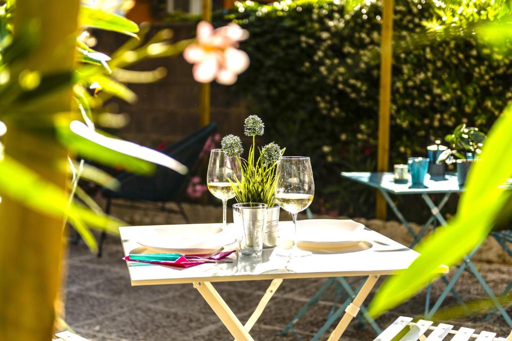 Napoje w obiekcie Hostly - The Urban Garden House - 3 Bedrooms, Garden, Great Location!