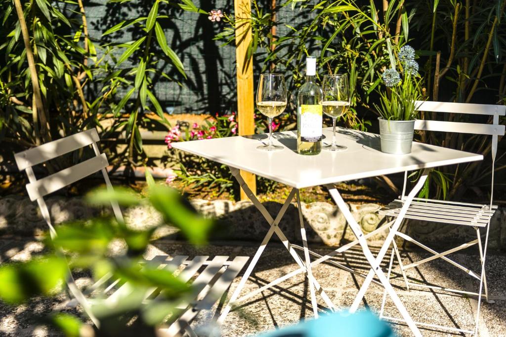 Ogród w obiekcie Hostly - The Urban Garden House - 3 Bedrooms, Garden, Great Location!