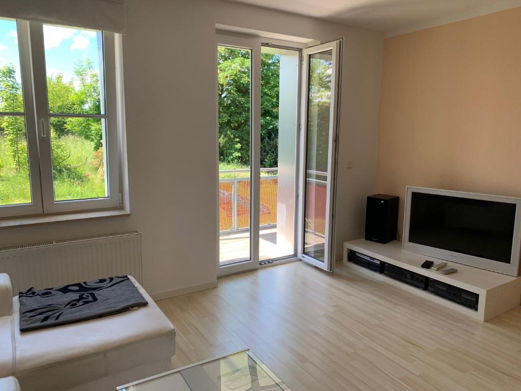 ein Wohnzimmer mit einem Flachbild-TV auf einem Tisch in der Unterkunft Apartment Am Jakobsweg in Erfurt
