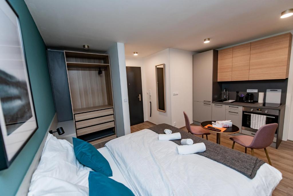 Postel nebo postele na pokoji v ubytování Apartments 4u: KAMPUS Upstairs Hradec Králové