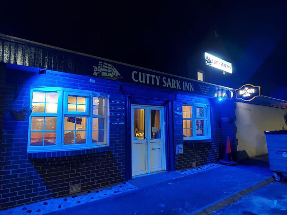 una posada estrella de la ciudad iluminada por la noche en Cutty Sark Inn, en Eyemouth