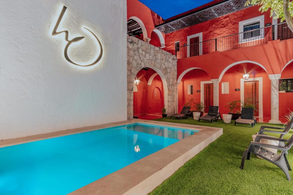 una piscina en el patio de una casa en Hotel HO Merida, en Mérida