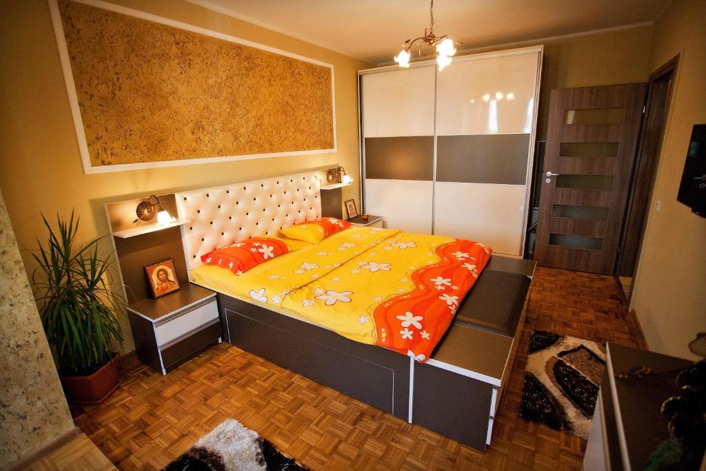 百樂費利克斯的住宿－Apartamente DELUXE Serado，一间卧室配有橙色和黄色床单