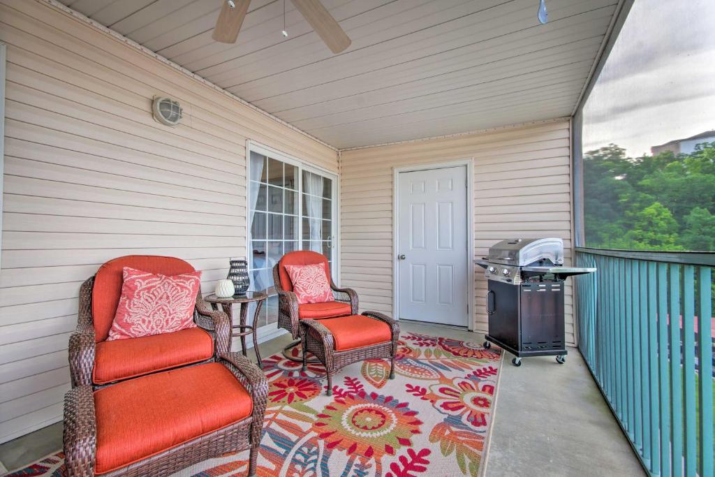 Balcone o terrazza di Screened Balcony with Views Sleek Lake Ozark Gem!