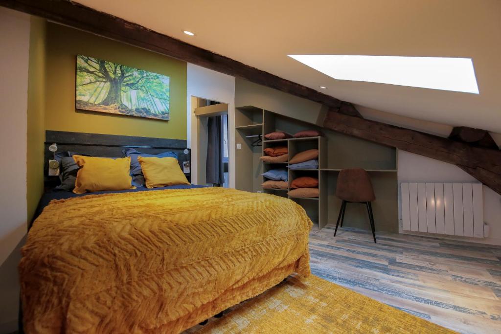 1 dormitorio con 1 cama y tragaluz en La Forêt, T2 hypercentre chic et cosy, Wifi par SOVALFI, en Saint-Étienne