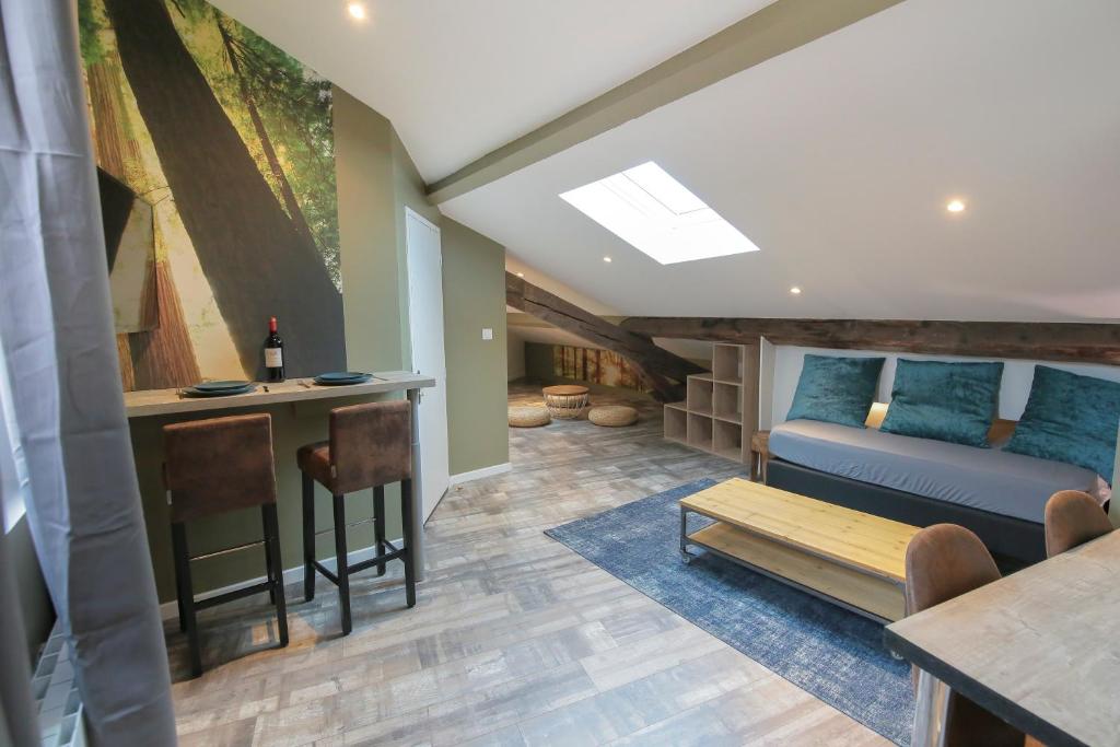 Posedenie v ubytovaní La Forêt, T2 hypercentre chic et cosy, Wifi par SOVALFI