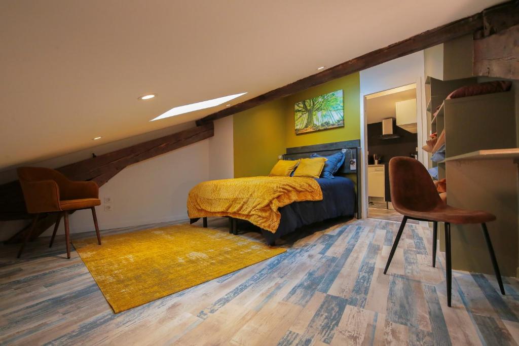 Posedenie v ubytovaní La Forêt, T2 hypercentre chic et cosy, Wifi par SOVALFI