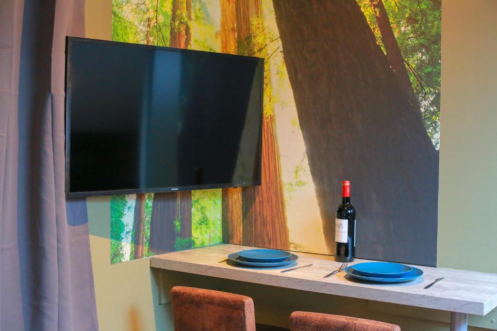 Televízia a/alebo spoločenská miestnosť v ubytovaní La Forêt, T2 hypercentre chic et cosy, Wifi par SOVALFI