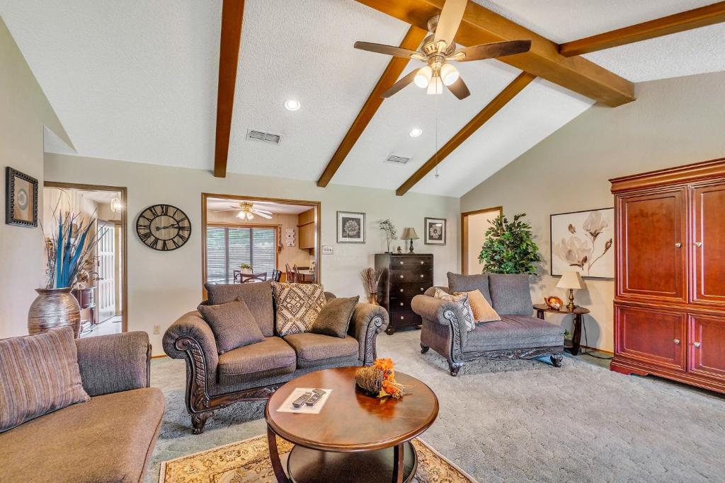 un soggiorno con mobili e ventilatore a soffitto di Homestead House - In Shadow Hills Golf Course Division Home a Lubbock