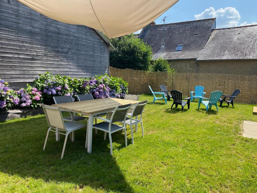 Vonkajšia záhrada v ubytovaní Maison de charme en campagne à 10 min de Rennes