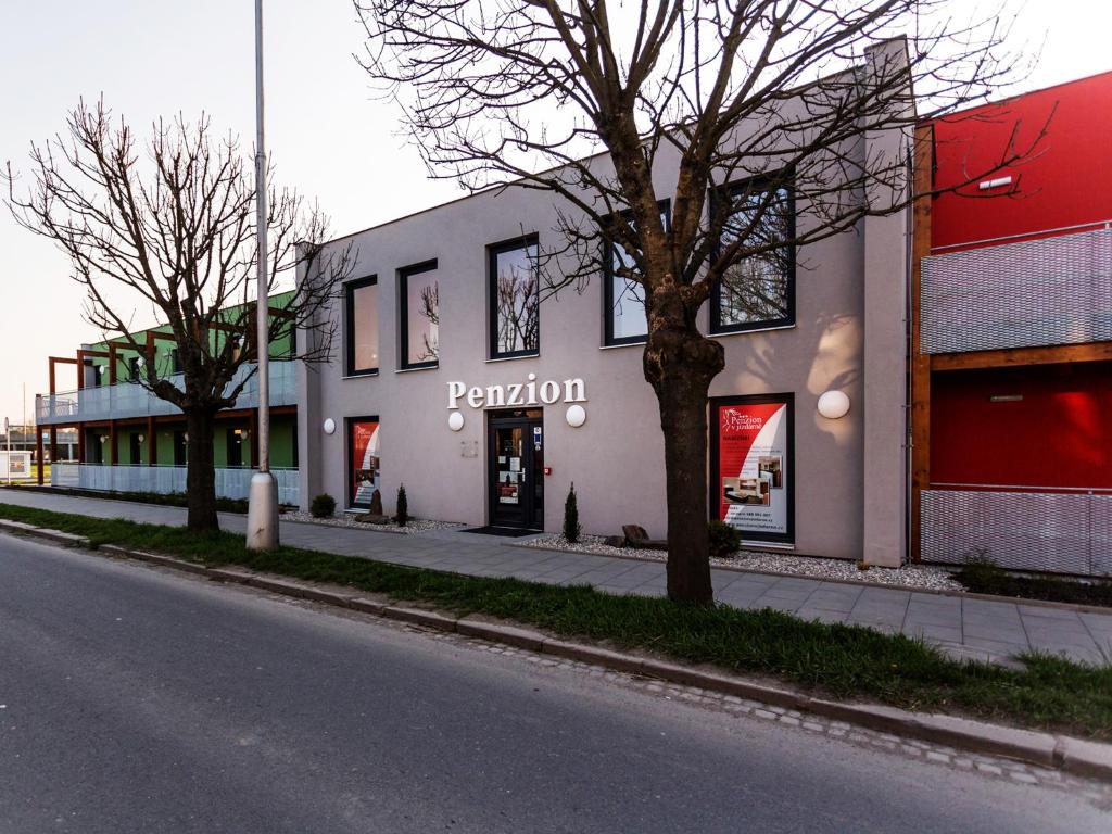 una tienda al lado de una calle en Penzion v jízdárně en Olomouc