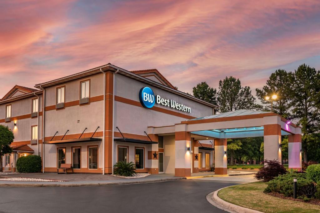 un hotel con un cartel en la parte delantera de un edificio en Best Western Carlton Suites, en Birmingham