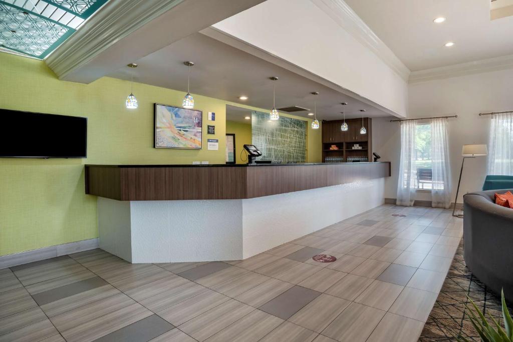 Best Western Carlton Suites photo