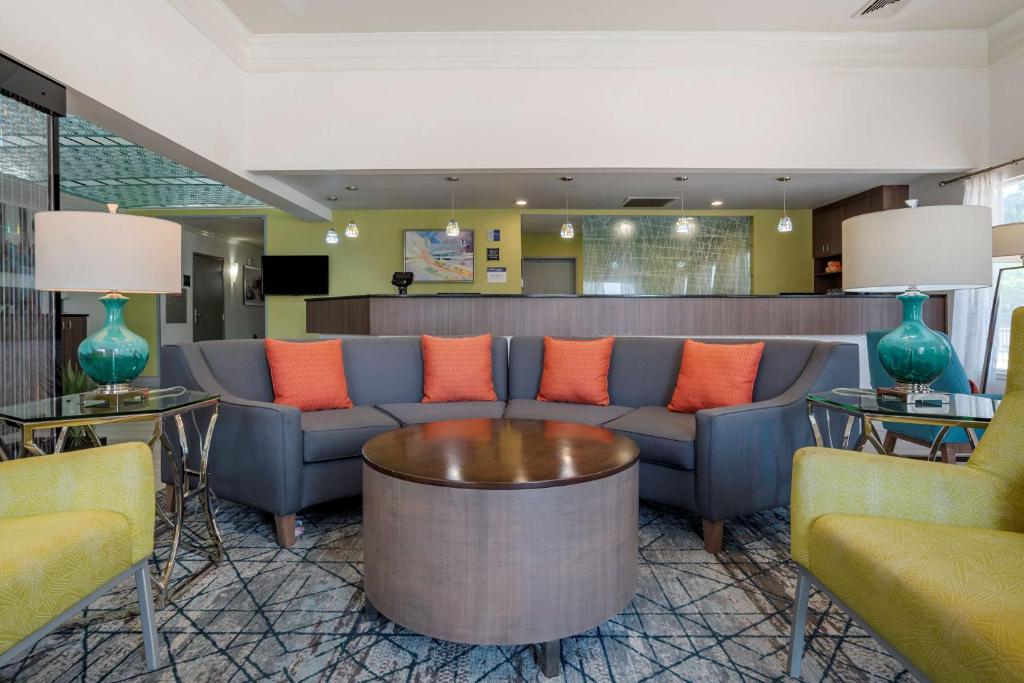 Best Western Carlton Suites photo