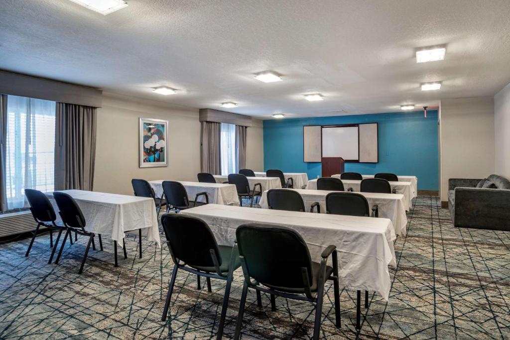 Best Western Carlton Suites photo