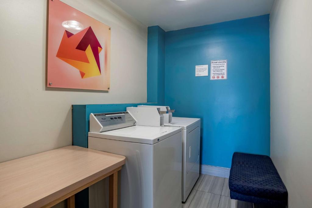 Best Western Carlton Suites photo