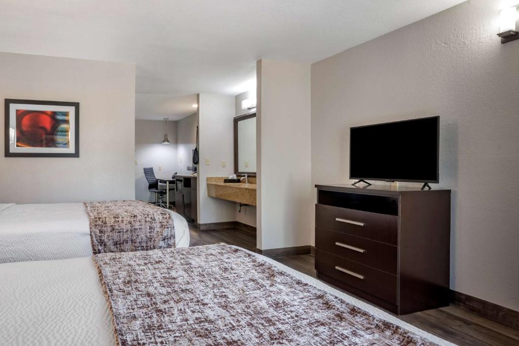 Best Western Carlton Suites photo