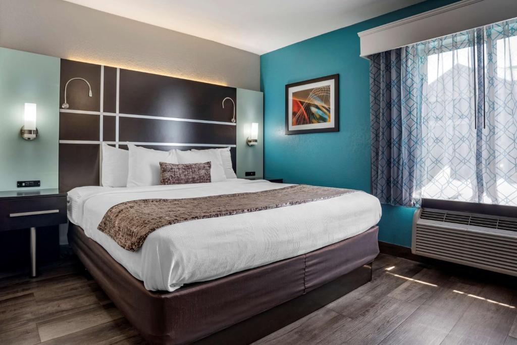 Best Western Carlton Suites photo