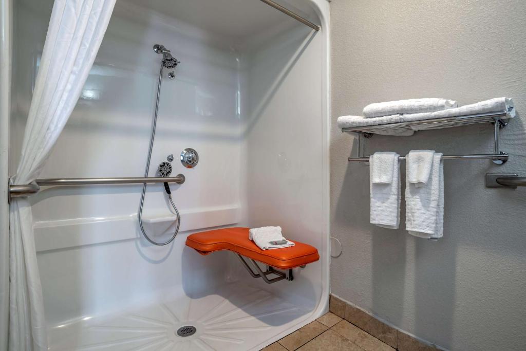Best Western Carlton Suites photo