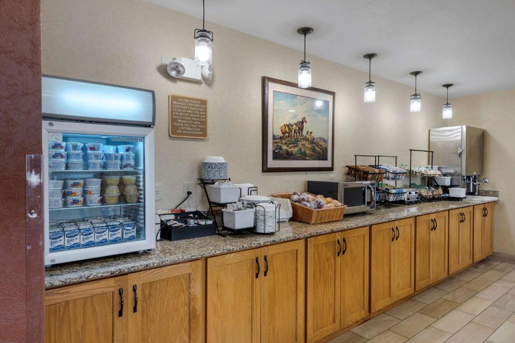 Kuchyň nebo kuchyňský kout v ubytování Best Western Pinedale Inn