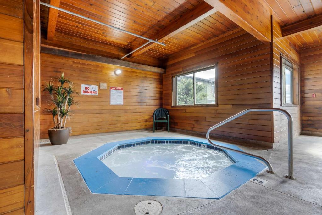 Bazén v ubytování Best Western Pinedale Inn nebo v jeho okolí