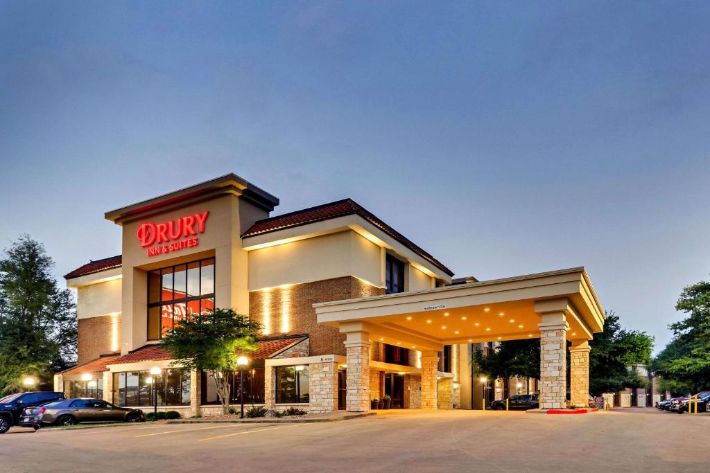 um edifício de donuts Dunkin com um sinal. em Drury Inn & Suites Austin North em Austin