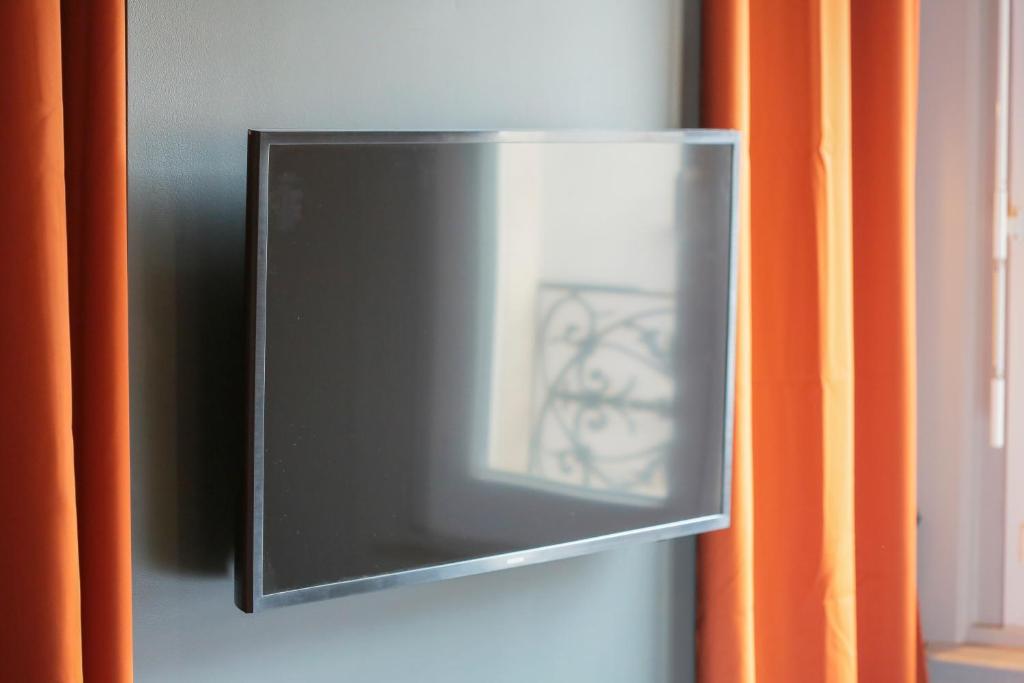 Televízia a/alebo spoločenská miestnosť v ubytovaní Le Victorien, T2 hypercentre chic et cosy, Wifi par SOVALFI