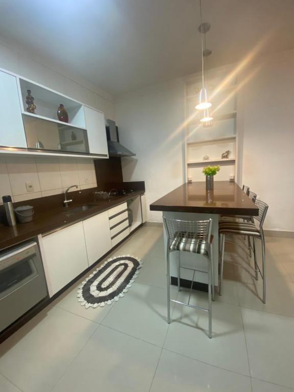 Kuchyň nebo kuchyňský kout v ubytování Casa no centro de Balneário Camboriú