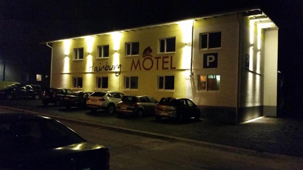 hotel z samochodami zaparkowanymi przed nim w nocy w obiekcie FairSleep Motel Hainburg w mieście Hainburg an der Donau