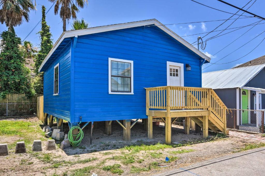 加爾維斯敦的住宿－Blue Dolphin Cottage Walk to Galveston Seawall!，蓝色的房子,设有门廊和甲板