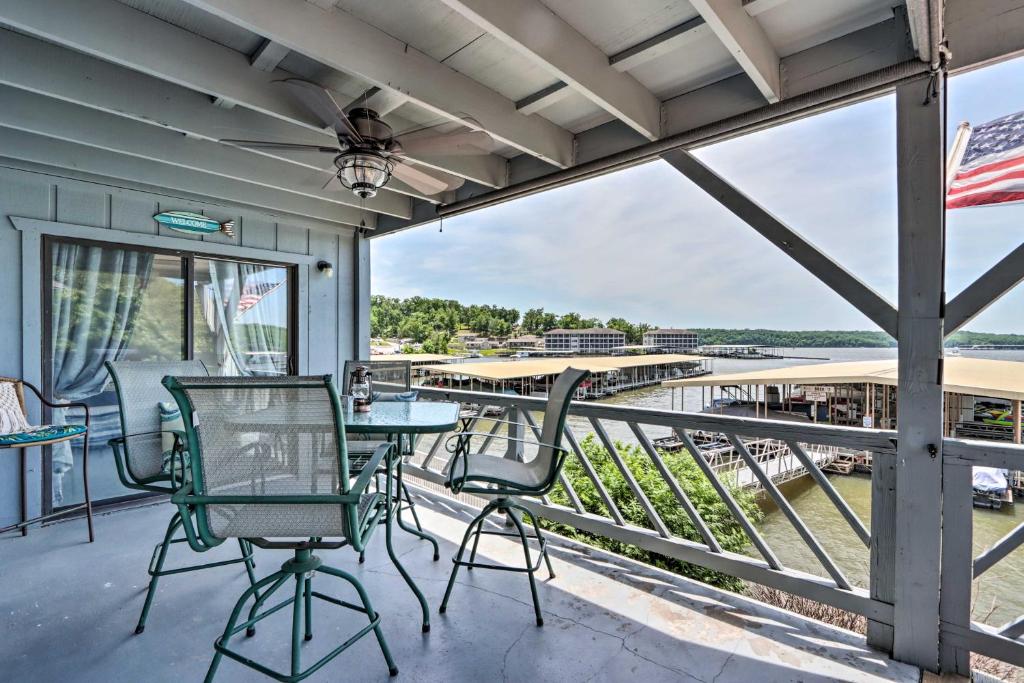 d'un balcon avec des chaises et des tables offrant une vue sur l'eau. dans l'établissement Osage Beach Condo with Pool Access and Lake Views, à Osage Beach