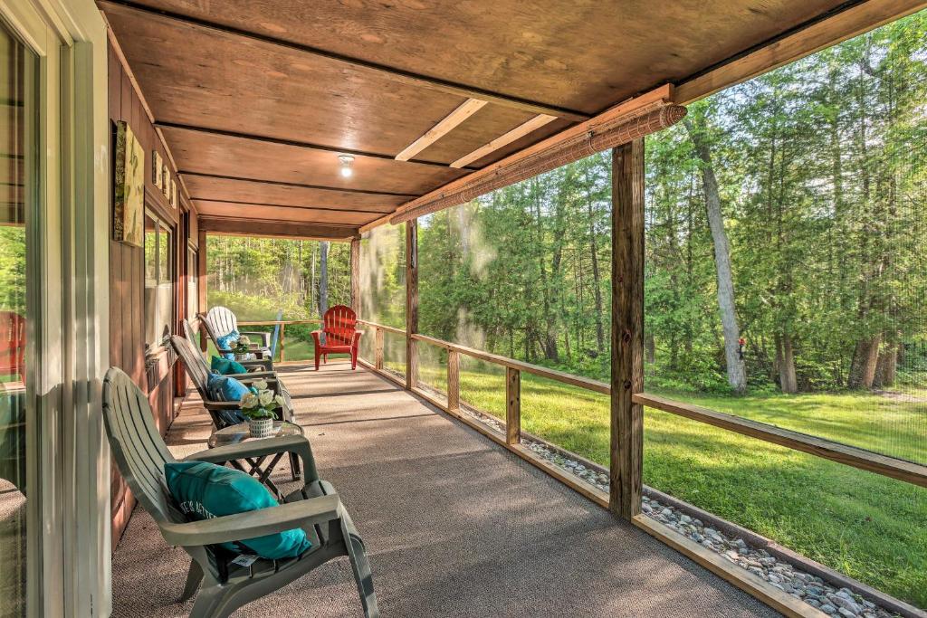 Wolfs River Retreat with Yard and River Access!, Baldwin (updated