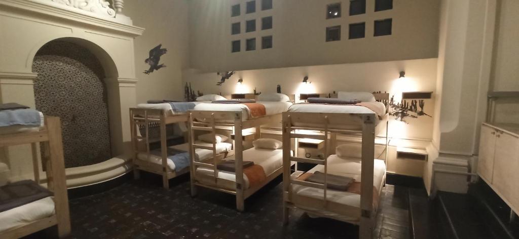 Cette chambre comprend 4 lits superposés. dans l'établissement Hostel Boutique Merced 88, à Santiago