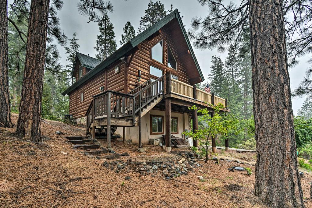 eine Blockhütte im Wald mit Bäumen in der Unterkunft Luxurious Arnold Cabin with Fire Pit and Pet-Friendly! in Arnold