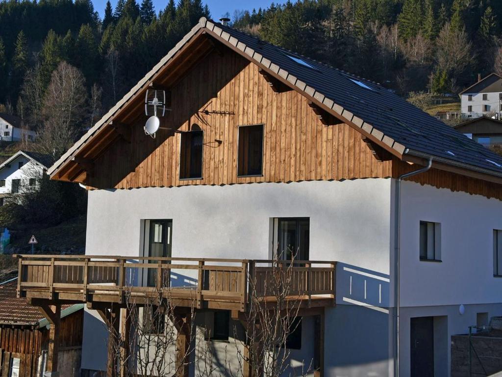 a house with a wooden deck on the side of it at Gîte 4 étoiles avec sauna et terrasses pour 14 pers. - FR-1-589-319 in Ventron