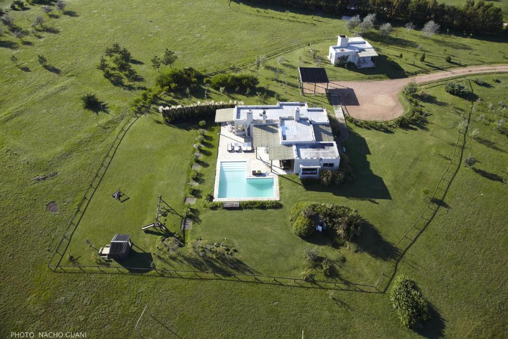 una vista aérea de una casa grande con piscina en La Chacra Jose Ignacio, en José Ignacio