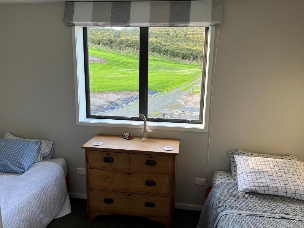 Postel nebo postele na pokoji v ubytování Kahu Farm Apartment