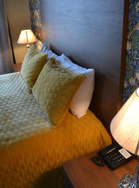 Postel nebo postele na pokoji v ubytování Brydone Hotel Oamaru