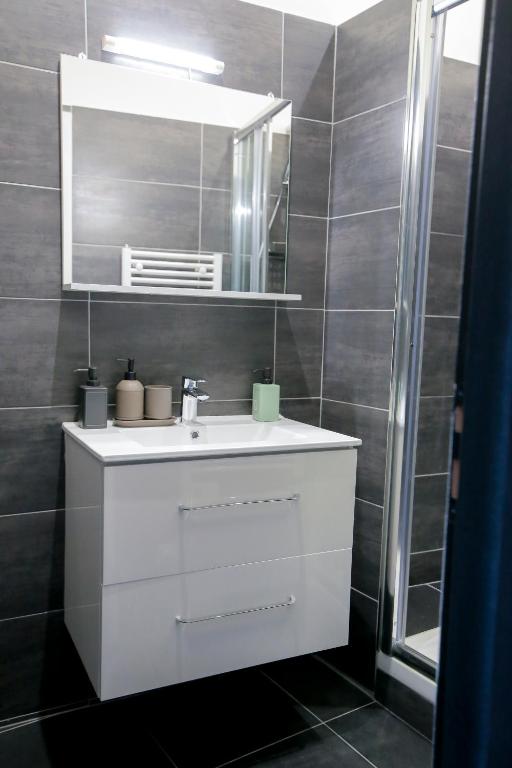 Kúpeľňa v ubytovaní L'Eléphant, T2 hypercentre chic et cosy, Wifi par SOVALFI