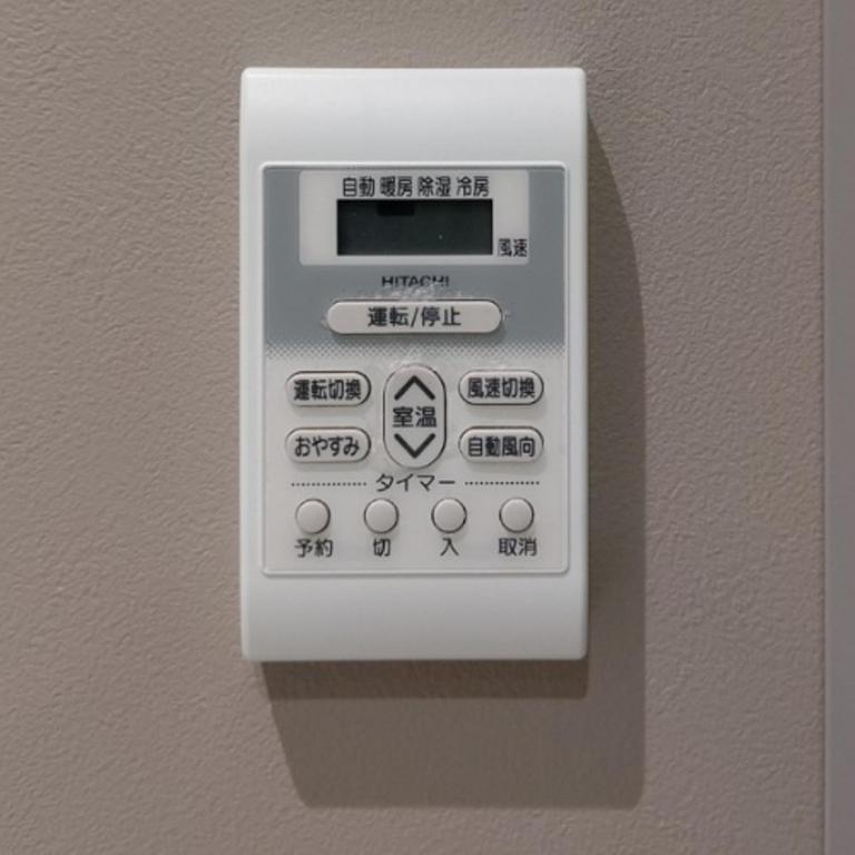 大阪市にあるヴィアイン新大阪正面口 (JR西日本グループ)のバスルームの壁面にリモコン