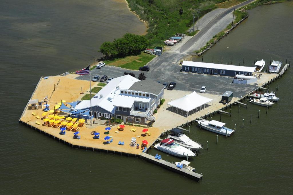 una vista aérea de un puerto deportivo con barcos en el agua en Lowes Wharf Marina Inn, en Sherwood