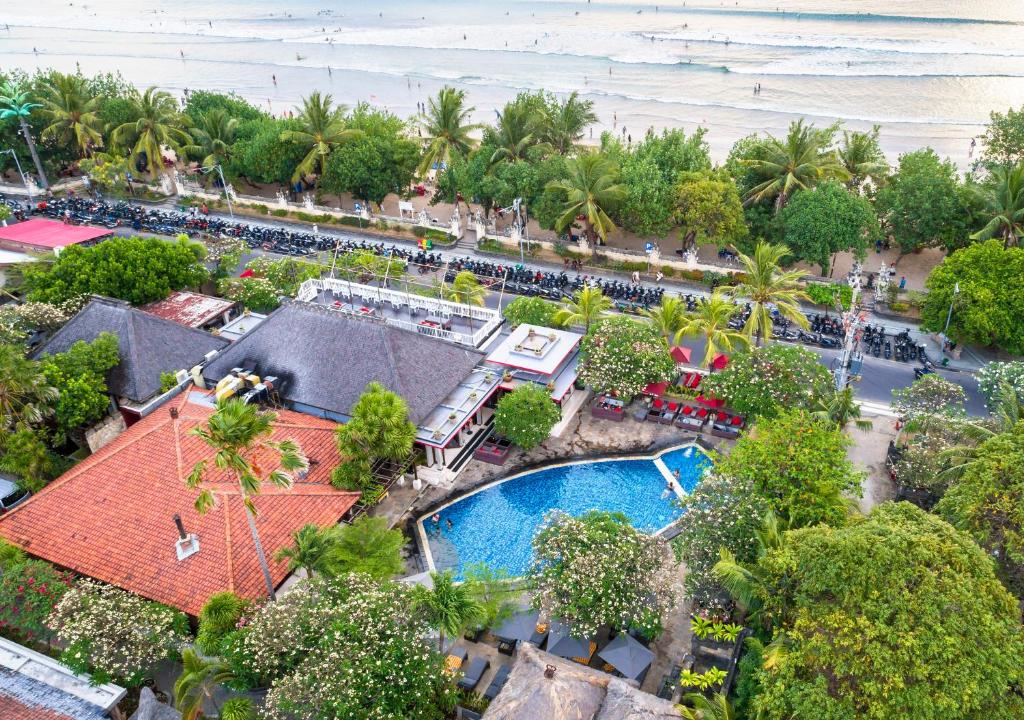 z góry widok na ośrodek z basenem i plażę w obiekcie Kuta Seaview Beach Resort w mieście Kuta