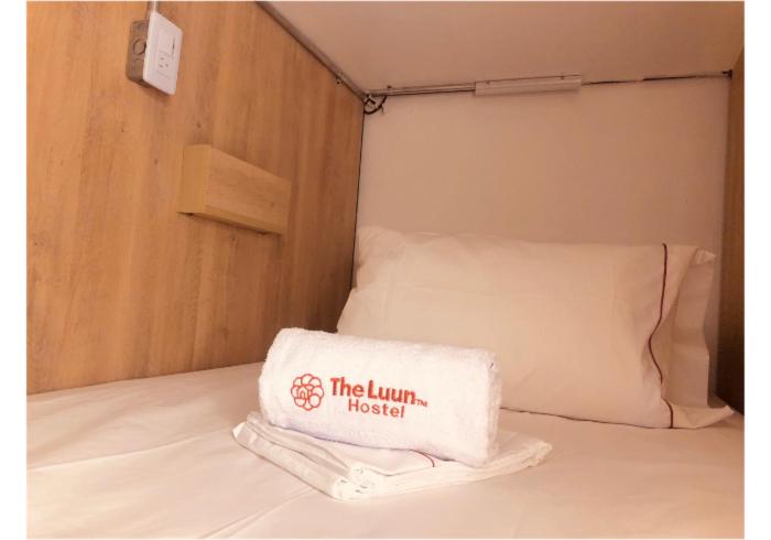 Een bed of bedden in een kamer bij The Luun Hostel