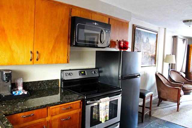 Kuchyň nebo kuchyňský kout v ubytování Silverton Inn & Suites