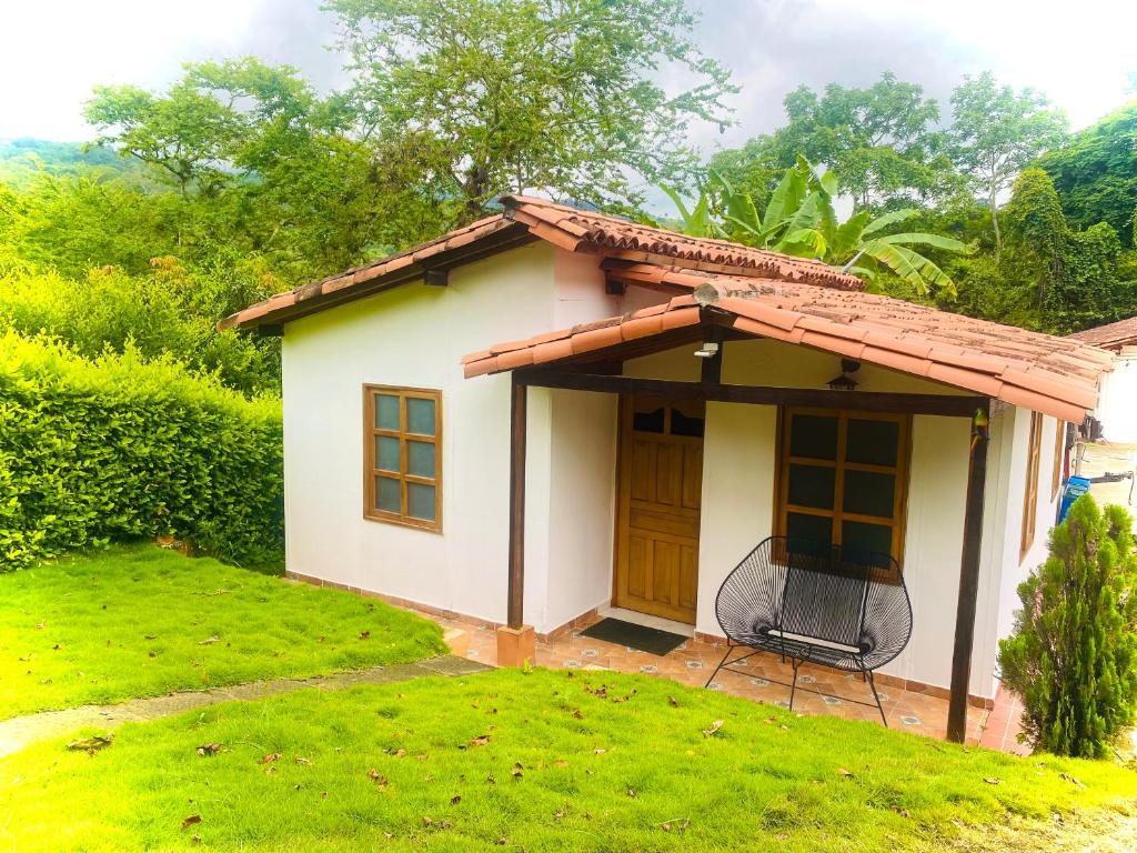 Cette petite maison blanche dispose d'une terrasse couverte. dans l'établissement SALMA HOTEl, à San Gil