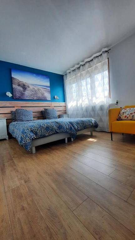 una camera con letto al centro della stanza di Maison Chez Lili à 200 m de la plage ,jardin privé et clos a Gravelines