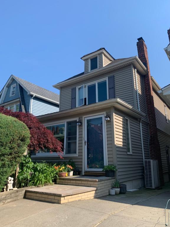Separate big room near JFK and LaGuardia airport